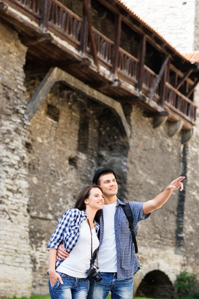 Pareja joven siendo turistas explorando los edificios medievales — Foto de Stock