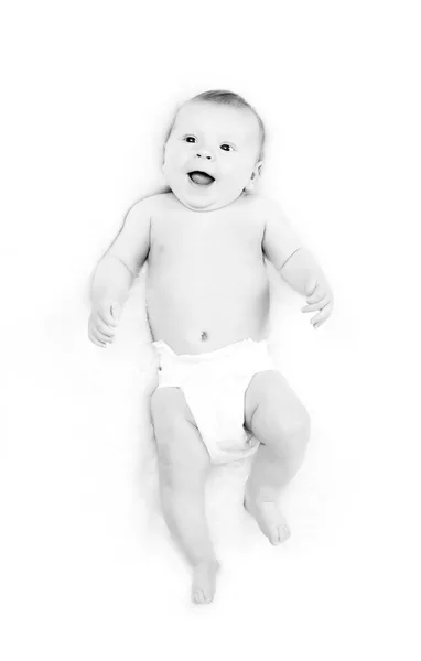 Retrato de um bebê infantil sorridente bonito em uma fralda — Fotografia de Stock