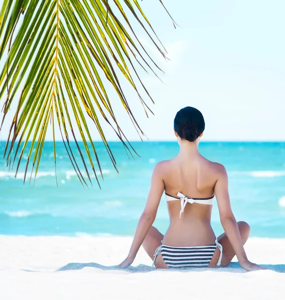 Jovem, em forma e bela menina meditando em uma praia de verão — Fotografia de Stock