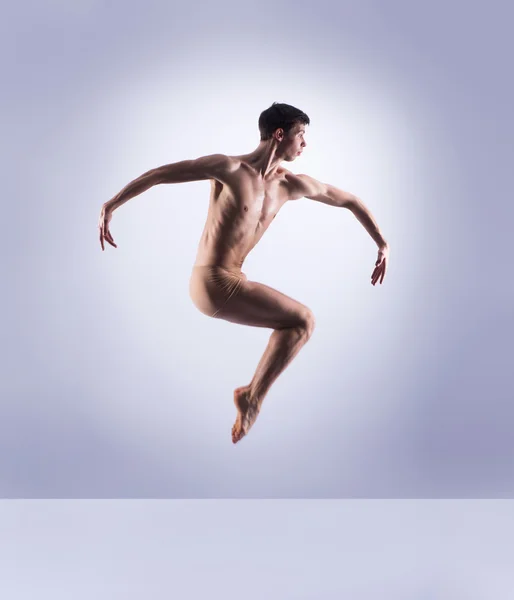 Athletic ballet dancer performing in a studio — Stock Photo, Image