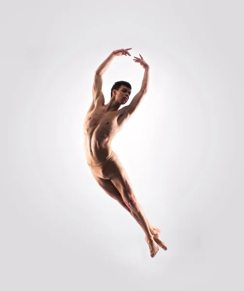 Athletic ballet dancer performing in a studio — Stock Photo, Image