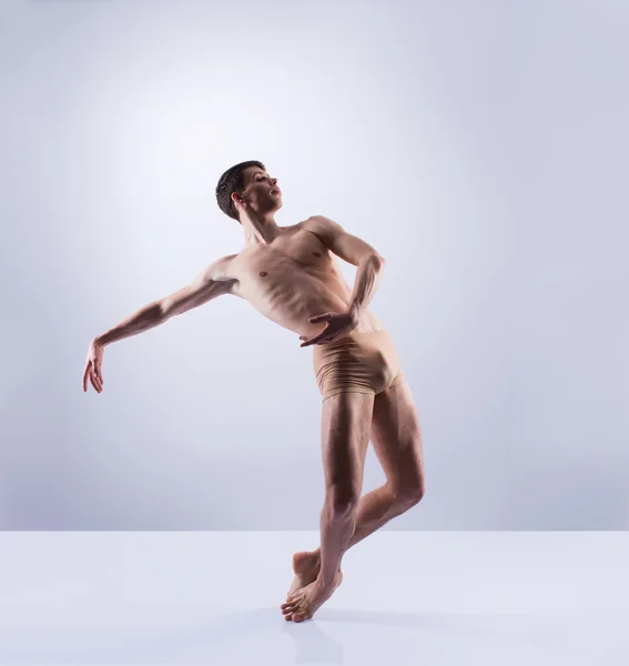 Bailarina de ballet atlética actuando en un estudio —  Fotos de Stock