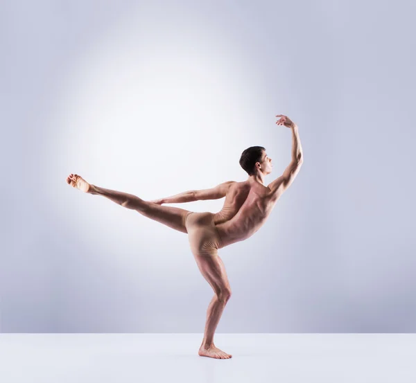 Atletische balletdanser uitvoeren in een studio — Stockfoto