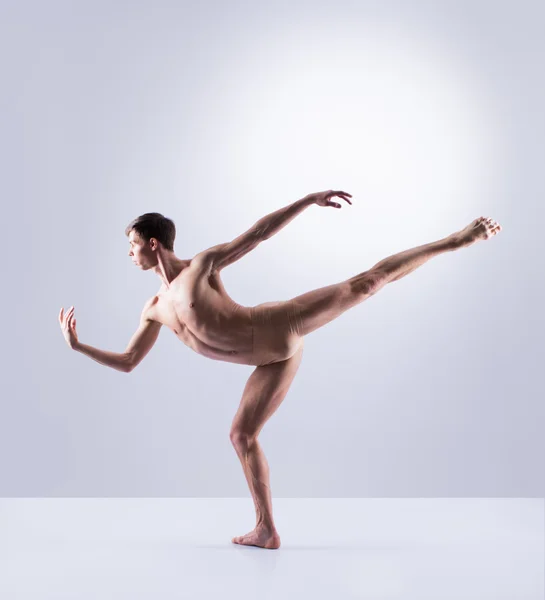 Athletic ballet dancer performing in a studio — Stock Photo, Image