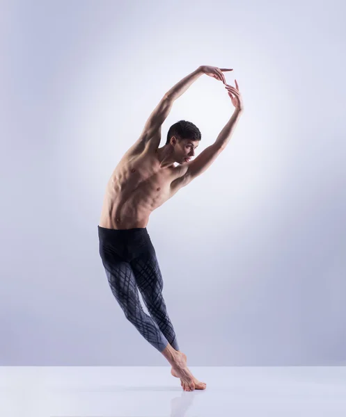Ballerino atletico che si esibisce in uno studio — Foto Stock