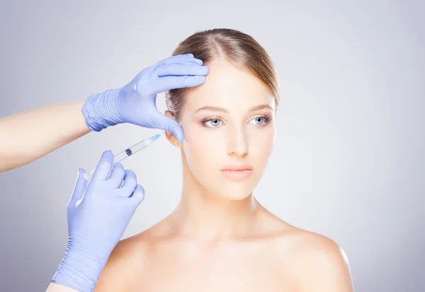 Arts injecteren van botox in het gezicht van een vrouw — Stockfoto