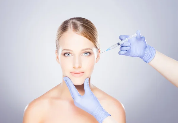 Medico che inietta botox in faccia a una donna — Foto Stock