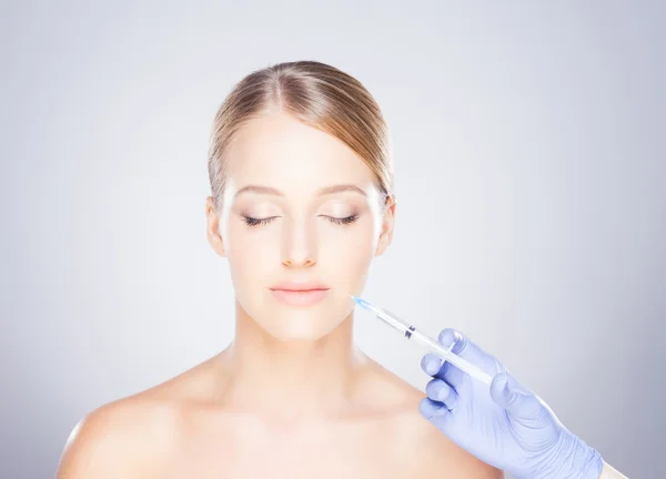 Medico che inietta botox in faccia a una donna — Foto Stock