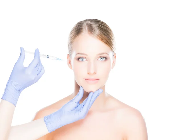 Doutor injetando botox no rosto de uma mulher — Fotografia de Stock