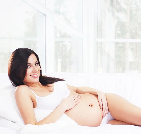 Счастливая беременная женщина ждет ребенка — стоковое фото