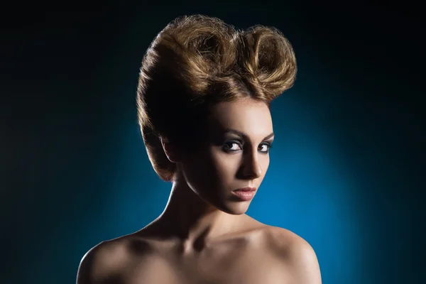 Retrato de una mujer hermosa con un corte de pelo extraño — Foto de Stock