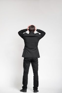 Boş bir duvara bakarak işadamı