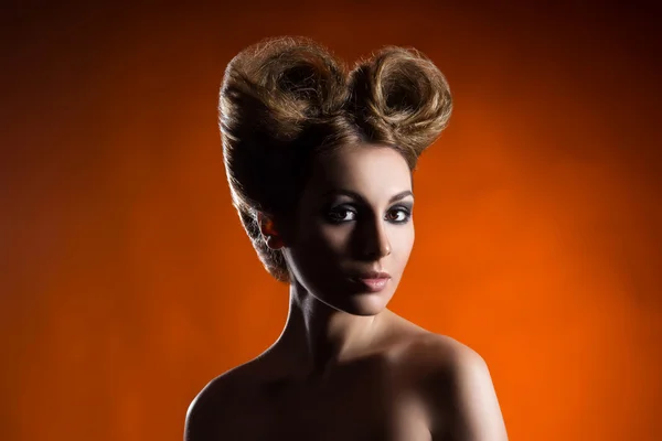 Retrato de uma mulher bonita com um corte de cabelo bizarro — Fotografia de Stock