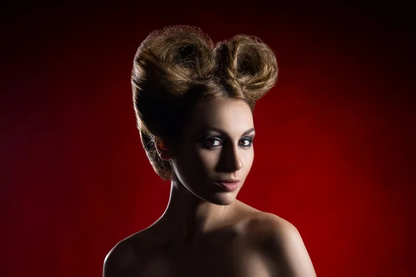 Retrato de uma mulher bonita com um corte de cabelo bizarro — Fotografia de Stock