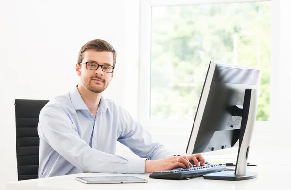 Jungunternehmer arbeitet in einem modernen Büro — Stockfoto