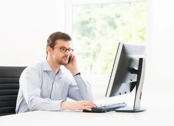 Young businessman working in a modern office — Stock Photo, Image