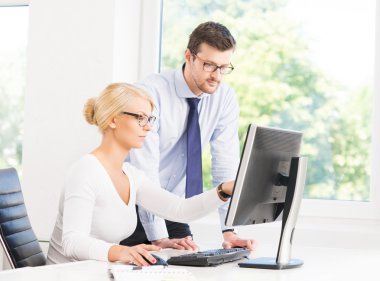 Ofis çalışanları ofiste çalışan resmi kıyafeti içinde