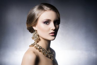 Parlak mücevher güzel kız portresi