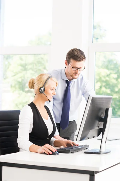 Operadores de soporte al cliente en ropa formal trabajando con computadoras — Foto de Stock