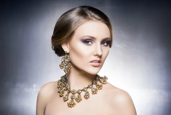 Portrait of beautiful girl in shiny jewels — Stock Photo, Image