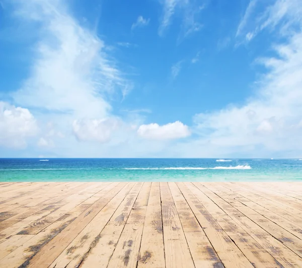 Masse en bois, mer exotique et ciel bleu — Photo