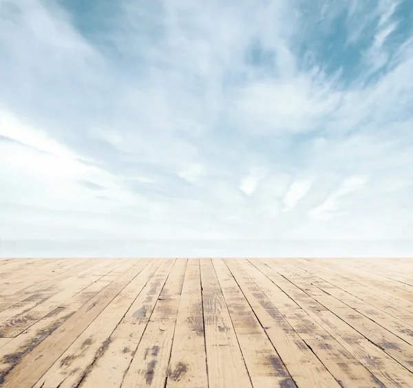 Träbrygga, exotiska havet och den blå himlen — Stockfoto