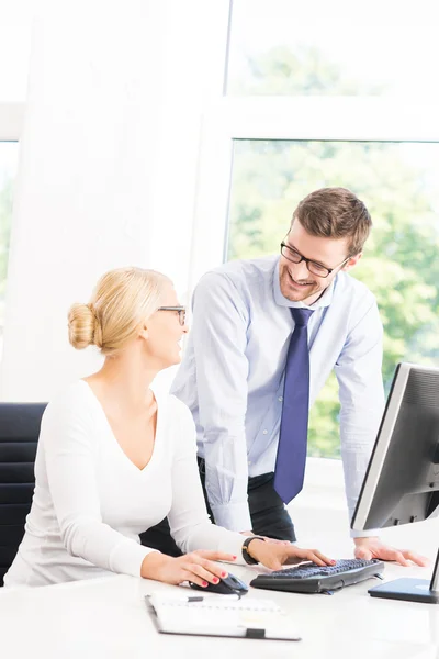 Travailleurs de bureau en vêtements de forge travaillant dans le bureau — Photo