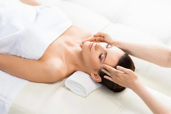 Mulher que põe em um tapete de massagem — Fotografia de Stock