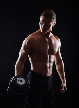 bir dumbbell vücut geliştirmeci adam