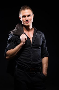 Güçlü ve yakışıklı erkek takım elbise