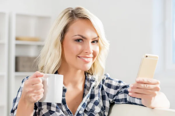 咖啡在智能手机中浏览的女人 — 图库照片