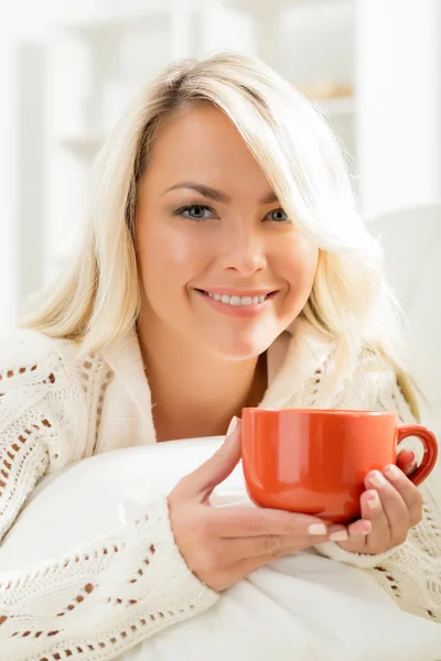 Bir bardak çay ile kız — Stok fotoğraf