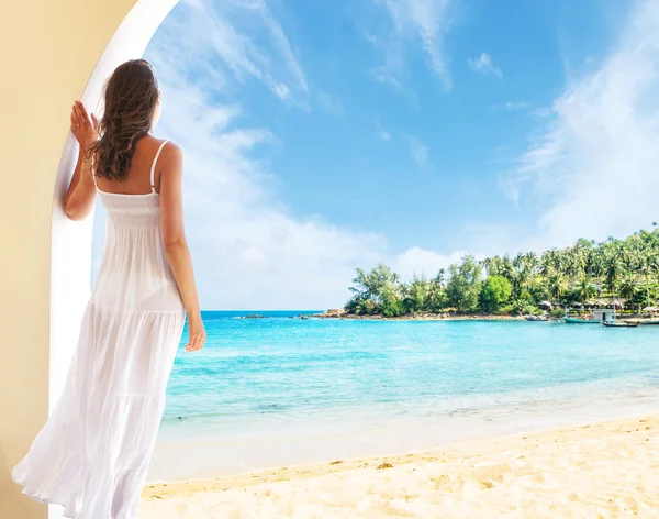 Mujer joven relajándose en un resort en verano — Foto de Stock