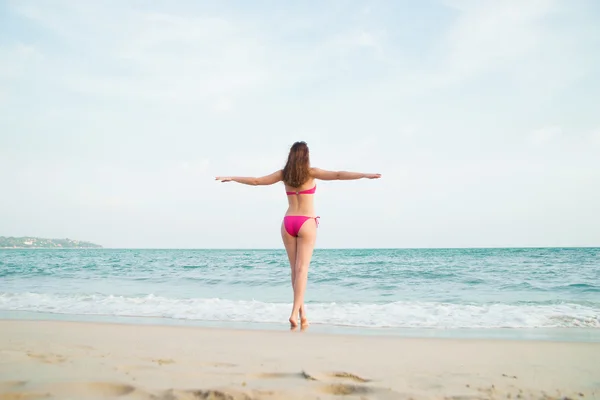 Forró lány visel rózsaszín bikini, a nyári Beach — Stock Fotó