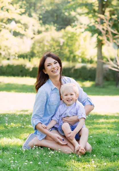 Anne ile oğlu parkta oynarken