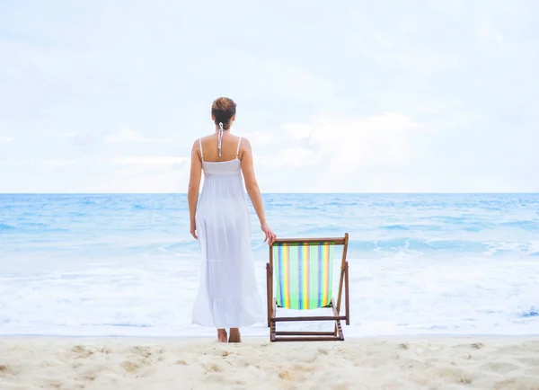 Belle femme sur la plage — Photo