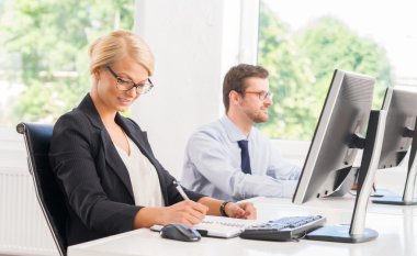 Onun meslektaşı ile işçisi kadın ofis