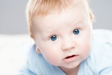 Şirin bir gülümseyen bebek bebek portresi