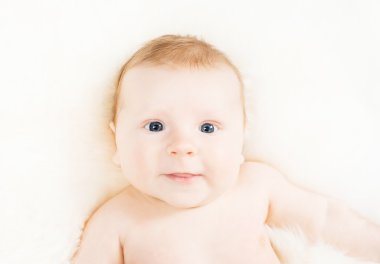 Şirin bir gülümseyen bebek bebek portresi