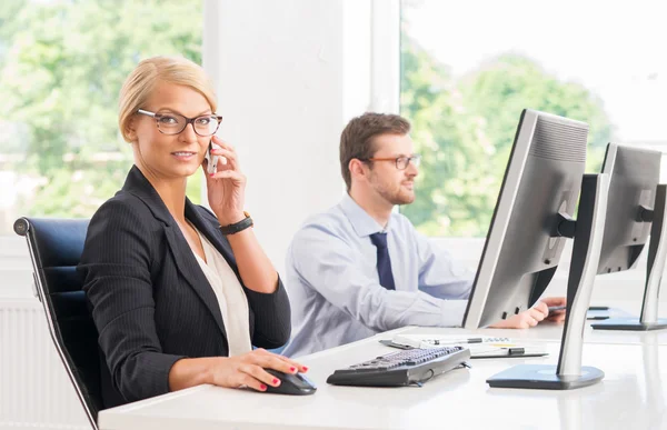 Lavoro d'ufficio femminile con la collega — Foto Stock