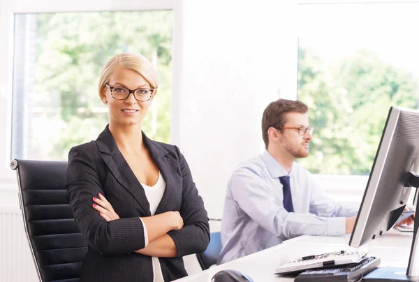 Travailleuse de bureau avec sa collègue — Photo