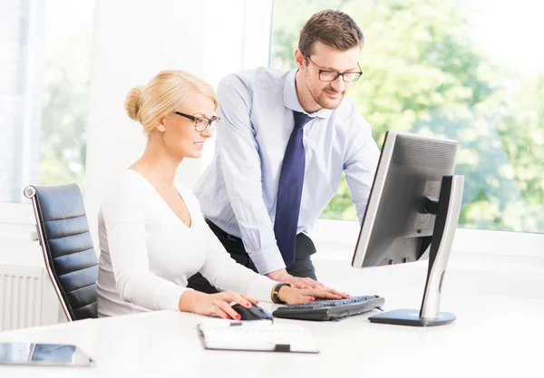 Kantoormedewerkers in formalwear werken — Stockfoto