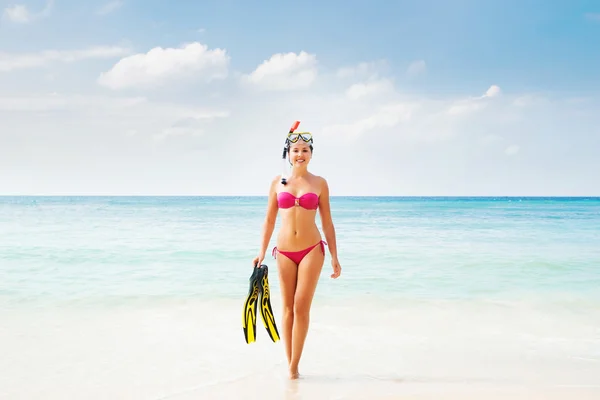 Chica en bikini rosa buceando en el mar —  Fotos de Stock