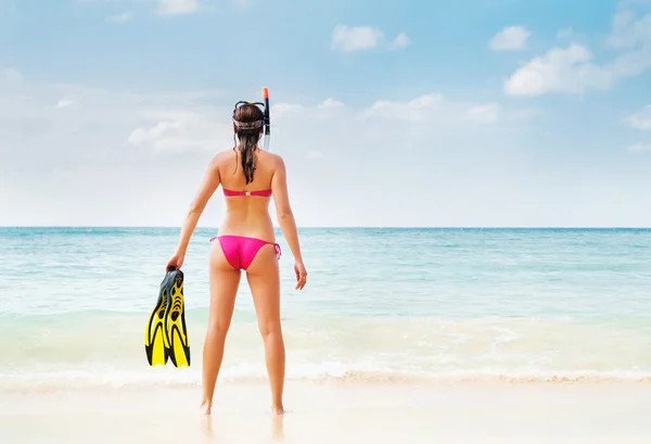 Flicka i rosa bikini dykning i havet — Stockfoto