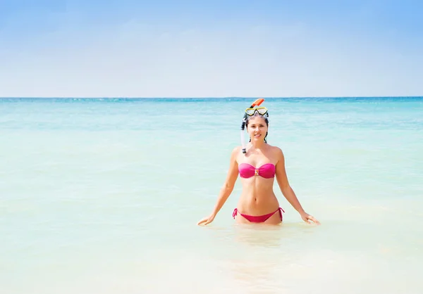 Chica en bikini rosa buceando en el mar Imágenes De Stock Sin Royalties Gratis