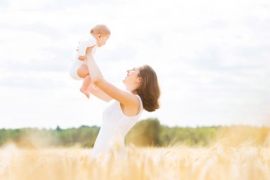 Bir alandaki bebek bebeği olan kadın