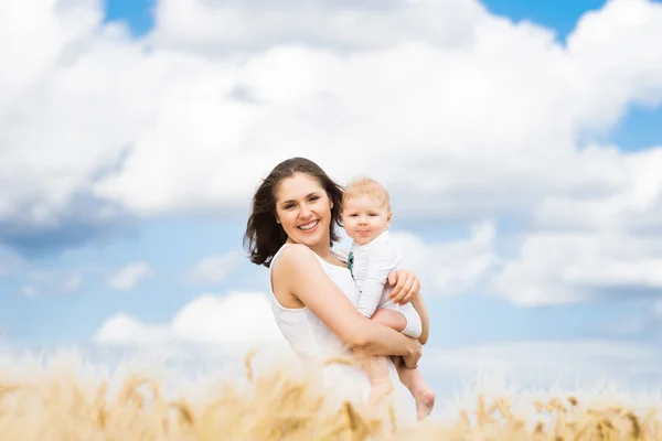 Kobieta z jej niemowlę noworodek w polu — Zdjęcie stockowe