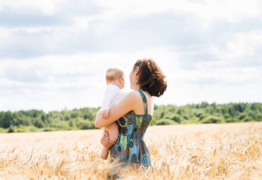 Bebek bebeği bir çayırda kadınla
