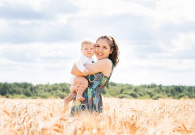 Bebek bebeği bir çayırda kadınla