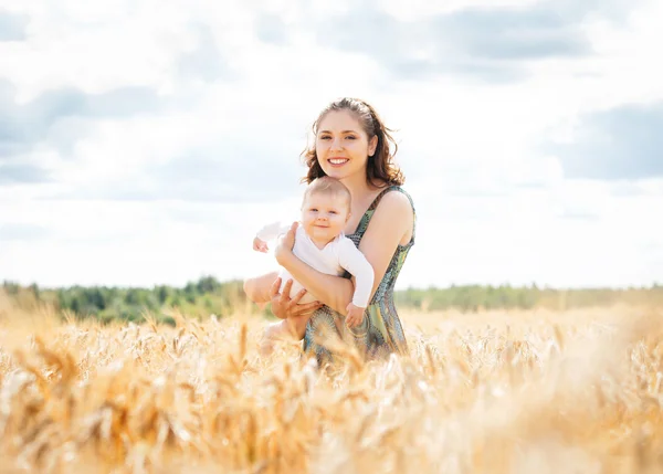 Bebek bebeği bir çayırda kadınla — Stok fotoğraf